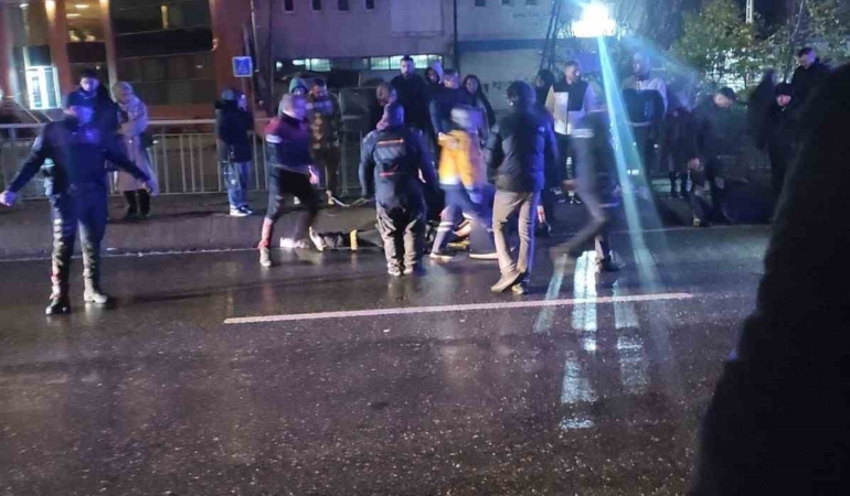 Kırmızı ışıkta geçen tır, üniversiteli iki kızı ağır yaraladı