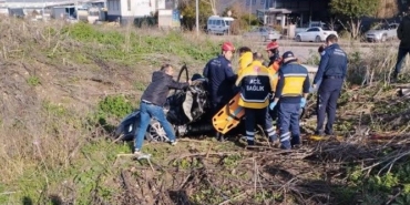 Kırmızı ışıkta geçince dereye uçtu : 2 yaralı