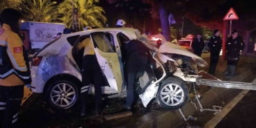 Kontrolden çıkan araç refüjdeki ağaca çarptı: 2 yaralı