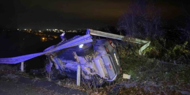 Kontrolden çıkan cip yağmur kanalına devrildi: 1 yaralı