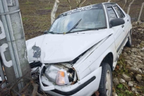 Kontrolden çıkan otomobil direğe çarptı: 2 yaralı