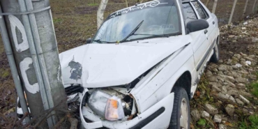 Kontrolden çıkan otomobil direğe çarptı: 2 yaralı