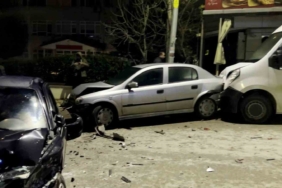 Kontrolden çıkan otomobil, park halindeki 4 araca çarptı: 1 yaralı