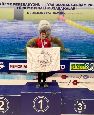 Körfezli genç sporculardan yüzme başarı