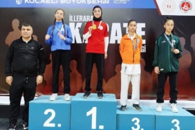 Körfezli karateciler üçüncülük kürsüsünde