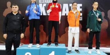 Körfezli karateciler üçüncülük kürsüsünde