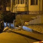 Küçükçekmece’de kontrolden çıkan araç duvara çarparak takla attı