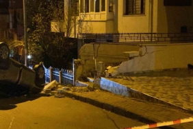 Küçükçekmece’de kontrolden çıkan araç duvara çarparak takla attı