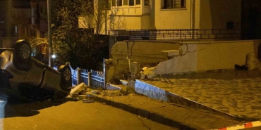 Küçükçekmece’de kontrolden çıkan araç duvara çarparak takla attı