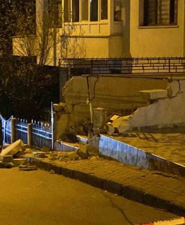 Küçükçekmece’de kontrolden çıkan araç duvara çarparak takla attı