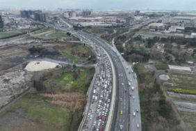Küçükçekmece’de otomobil yangını: Kilometrelerce araç kuyruğu havadan görüntülendi