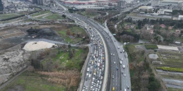 Küçükçekmece’de otomobil yangını: Kilometrelerce araç kuyruğu havadan görüntülendi