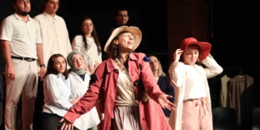 Kuşaklar arası köprü kuran mizah dolu ‘Ah Şu Gençler’ tiyatro oyunu sahne almaya devam ediyor