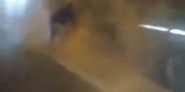 Lastiği tutuşan tırı hızlı müdahale ile kül olmaktan kurtardılar