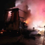 Lastik yüklü dorse alev topuna döndü: İtfaiye uzun uğraşlarla söndürdü