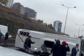 Maltepe E-5 Karayolu Ankara istikametinde seyir halindeki bir minibüs yan yattı. Olay yerine çok sayıda sağlık ve polis ekibi sevk edildi.