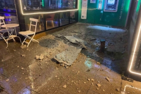 Maltepe’de 5 katlı binanın çatısında çökme meydana geldi