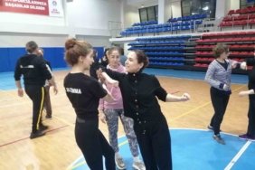 Maltepe’de öz savunma eğitimi alan kadınlar, başka kadınlara eğitim verebilmek için ‘savunma eğitmen eğitimi’ne başladı