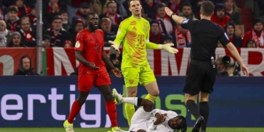 Manuel Neuer, kariyerindeki ilk kırmızı kartı gördü