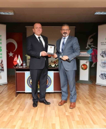 Matlı Şirketler Grubu Yönetim Kurulu Başkanı Özer Matlı, mezun olduğu okulda gençlerle buluştu