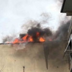 Mecidiyeköy’de yıkımı yapılan metruk binadan alevler yükseldi: İşçiler mahsur kaldı