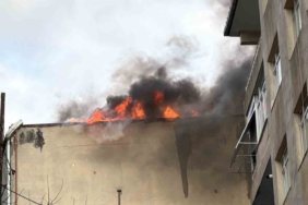 Mecidiyeköy’de yıkımı yapılan metruk binadan alevler yükseldi: İşçiler mahsur kaldı