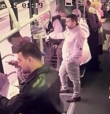 Metrobüs kapısı camının kırılarak yolcunun düştüğü anlar kamerada