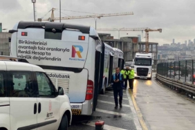 Metrobüs yolunda korkutan kaza: Yolcu metrobüsten yola düştü