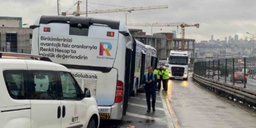 Metrobüs yolunda korkutan kaza: Yolcu metrobüsten yola düştü
