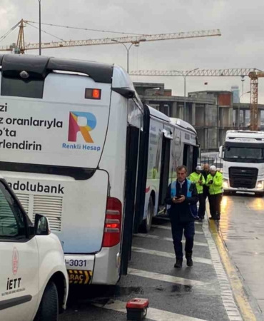 Metrobüs yolunda korkutan kaza: Yolcu metrobüsten yola düştü