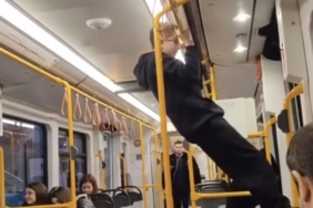 Metroda şaşkın bakışlar içinde barfiks çekti