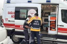 Minibüs ile otomobilin çarpıştığı kazada 3 kişi hafif şekilde yaralandı