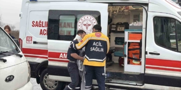 Minibüs ile otomobilin çarpıştığı kazada 3 kişi hafif şekilde yaralandı