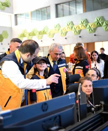 Minik Atlas’ın “112” hayali gerçek oldu, İstanbul İl Sağlık Müdürü Doç. Dr. Güner sürücülere ‘empati’ çağrısı yaptı