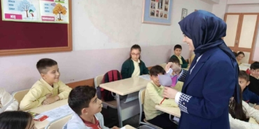 Minik öğrencilerle bir araya geldi