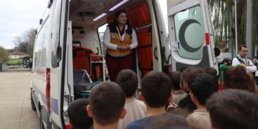 Minikler sağlıkta ilk müdahaleyi ambulansın içinde öğrendi