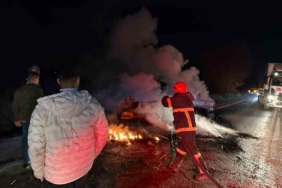 Mobilya yüklü kamyonet alev alev yandı