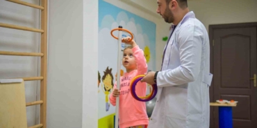 Motor becerilerinde eksiklik olan 4 yaşındaki Elif Sare, eğitimlerle hayata tutundu