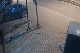 Motosikleti 30 metre sürüklendi, ayağa kalkıp yoluna devam etti