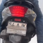 Motosikletin plakasını kapatarak gezen sürücü polise yakalandı
