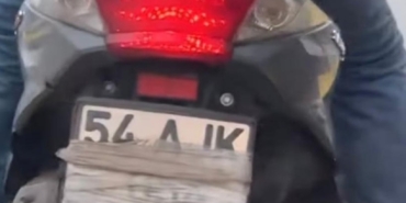 Motosikletin plakasını kapatarak gezen sürücü polise yakalandı
