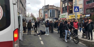 Motosikletin yaya geçidinde yayaya çarptığı anlar kamerada: 2 yaralı
