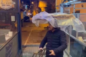 Müziği duyunca dans ederek simit sattı