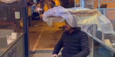 Müziği duyunca dans ederek simit sattı