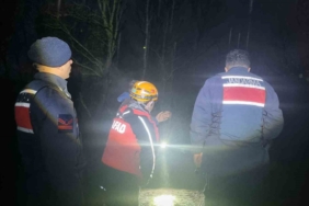 Navigasyon dağ yolunda götürünce çamura saplanarak mahsur kaldılar