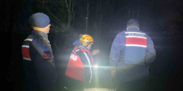 Navigasyon dağ yolunda götürünce çamura saplanarak mahsur kaldılar