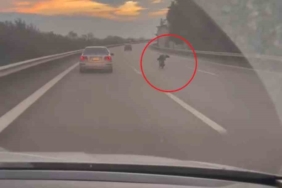 Otobanda motosikletini yatarak kullandı