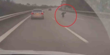 Otobanda motosikletini yatarak kullandı