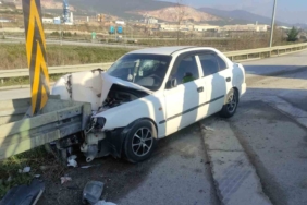 Otomobil bariyerlere saplandı