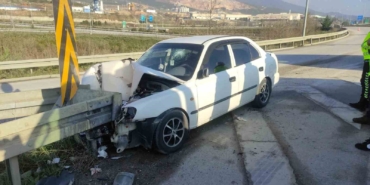 Otomobil bariyerlere saplandı